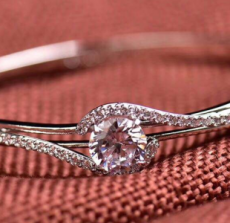 浪漫款式钻石戒指要怎么选择？更适合日常佩戴