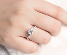 镶有钻石的铂金订婚戒指多少钱