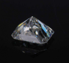 昂贵的钻石戒指搞出的事情，用唯钻会莫桑钻摆平