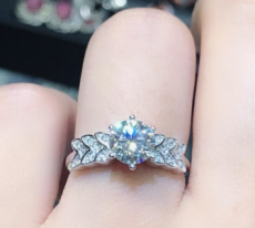 钻石戒指在当今流行是什么风格？