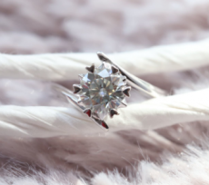 你能愿意花费多少个月的薪资买求婚戒指？