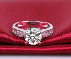 求婚戒指克拉小了，可以换大一点的戒指吗？